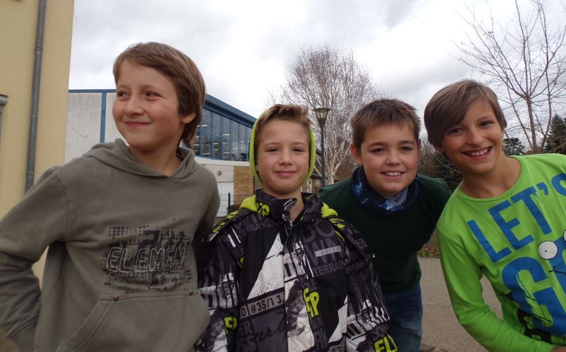 Hendrik schaut irgendwie anderswohin, und dann kommen Marvin, Vincent und Sebastian.
